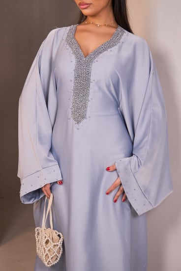Abaya beige foncé satinée à perles sur le col