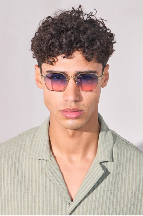 Lunettes dorées à verres bleus et roses