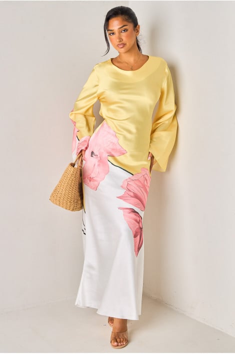 Robe jaune satinée ajustable à imprimé fleurs