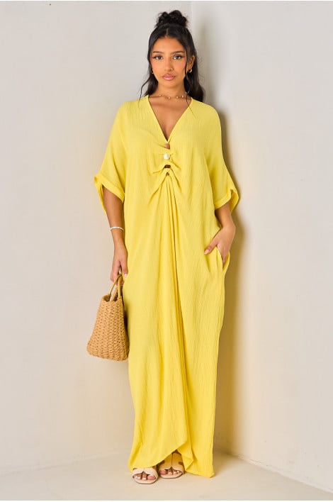 Robe ample jaune ornées de pierres sur le décolleté