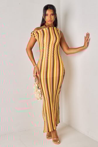 Robe orange en crochet ajouré avec bijoux à l'épaule
